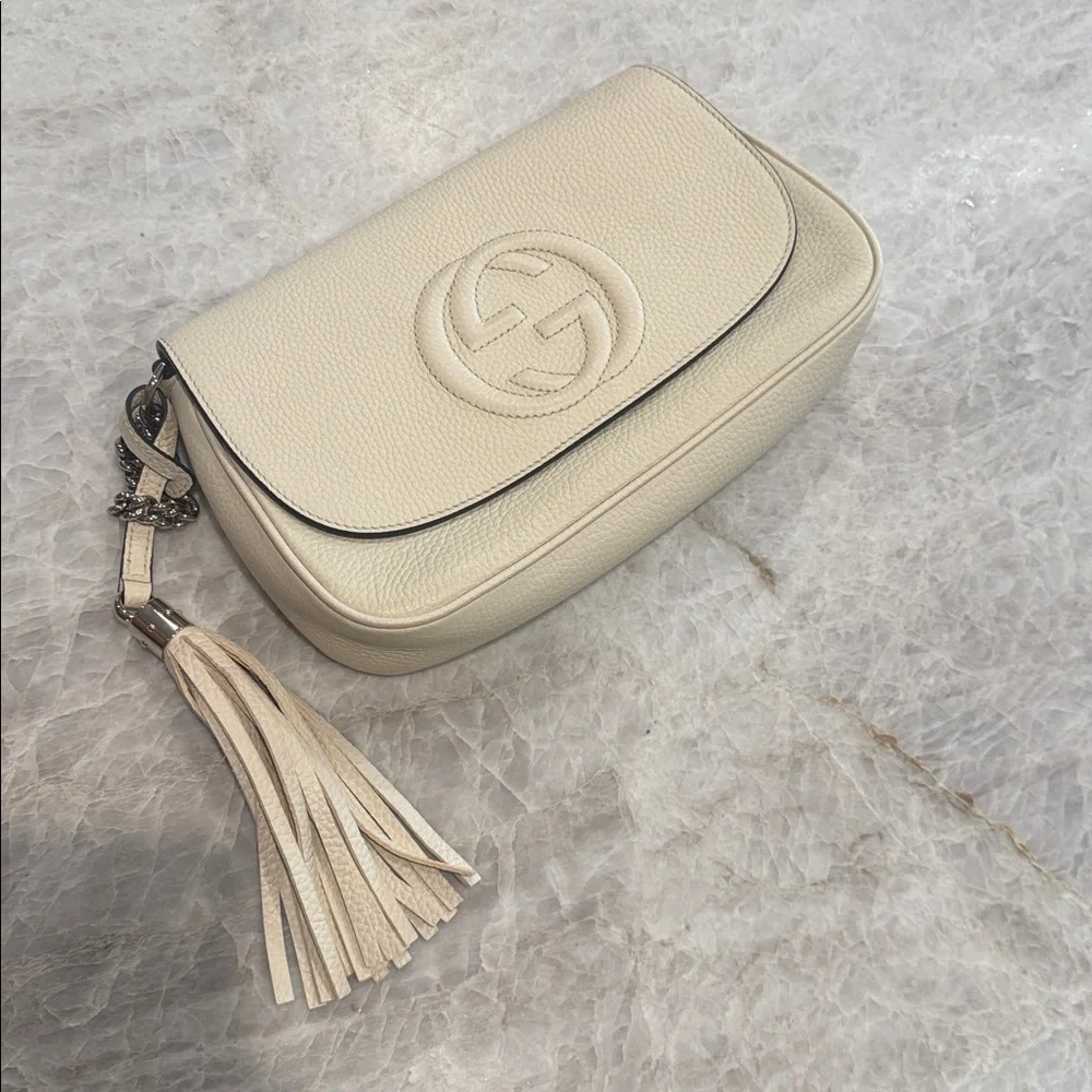 Gucci Cream Crossbody SoHo Bag with Chain Strap